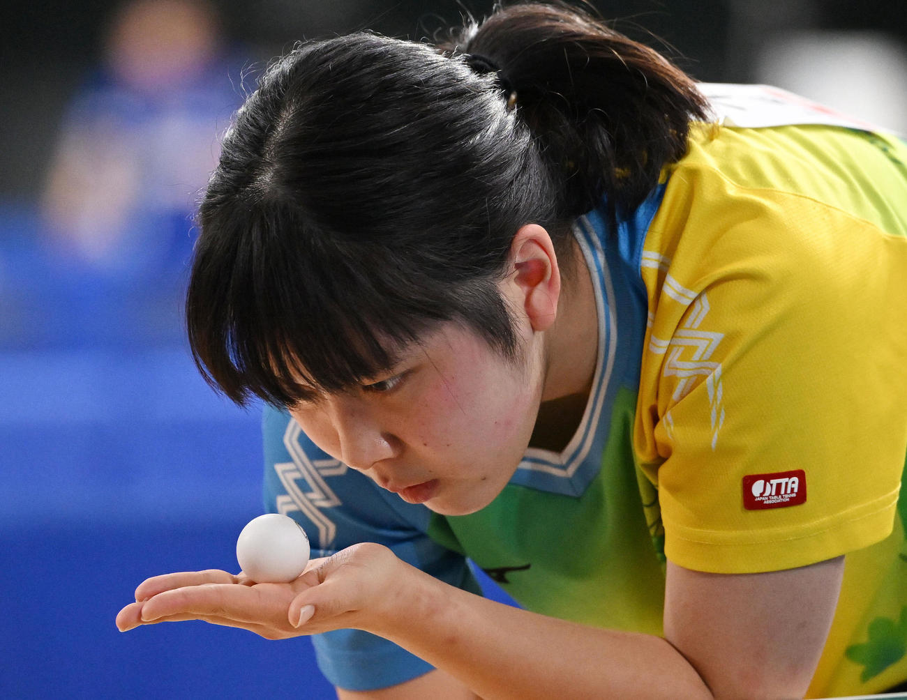 ジュニア女子1回戦でサーブ前にボールを見つめる平野亜（撮影・滝沢徹郎）