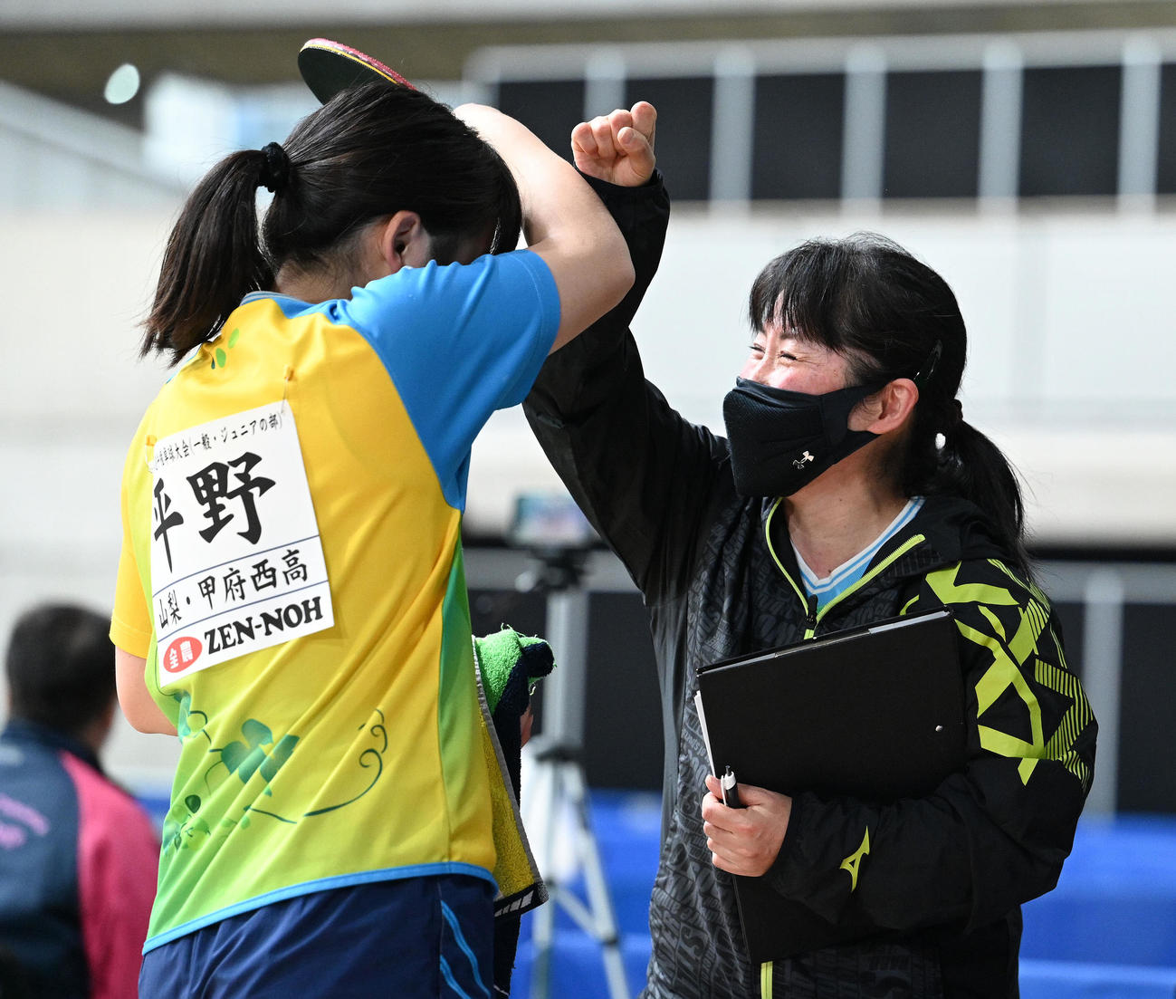 ジュニア女子1回戦を突破し母の真理子さん（右）から労われる平野亜（撮影・滝沢徹郎）