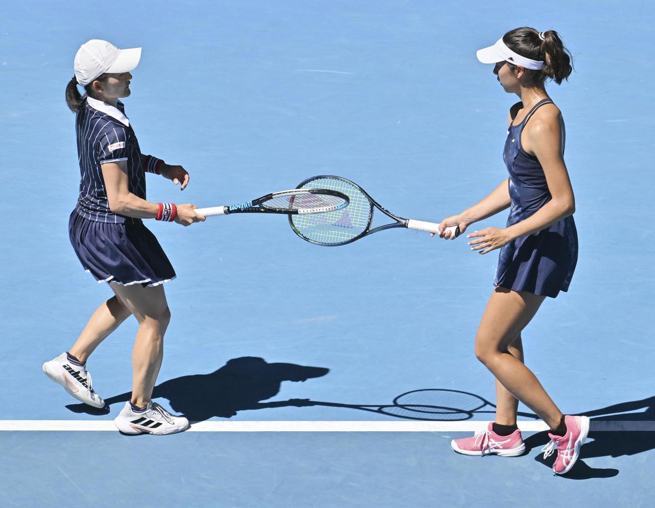女子ダブルス準々決勝でポイントを奪い、タッチを交わす青山（左）、柴原組（共同）
