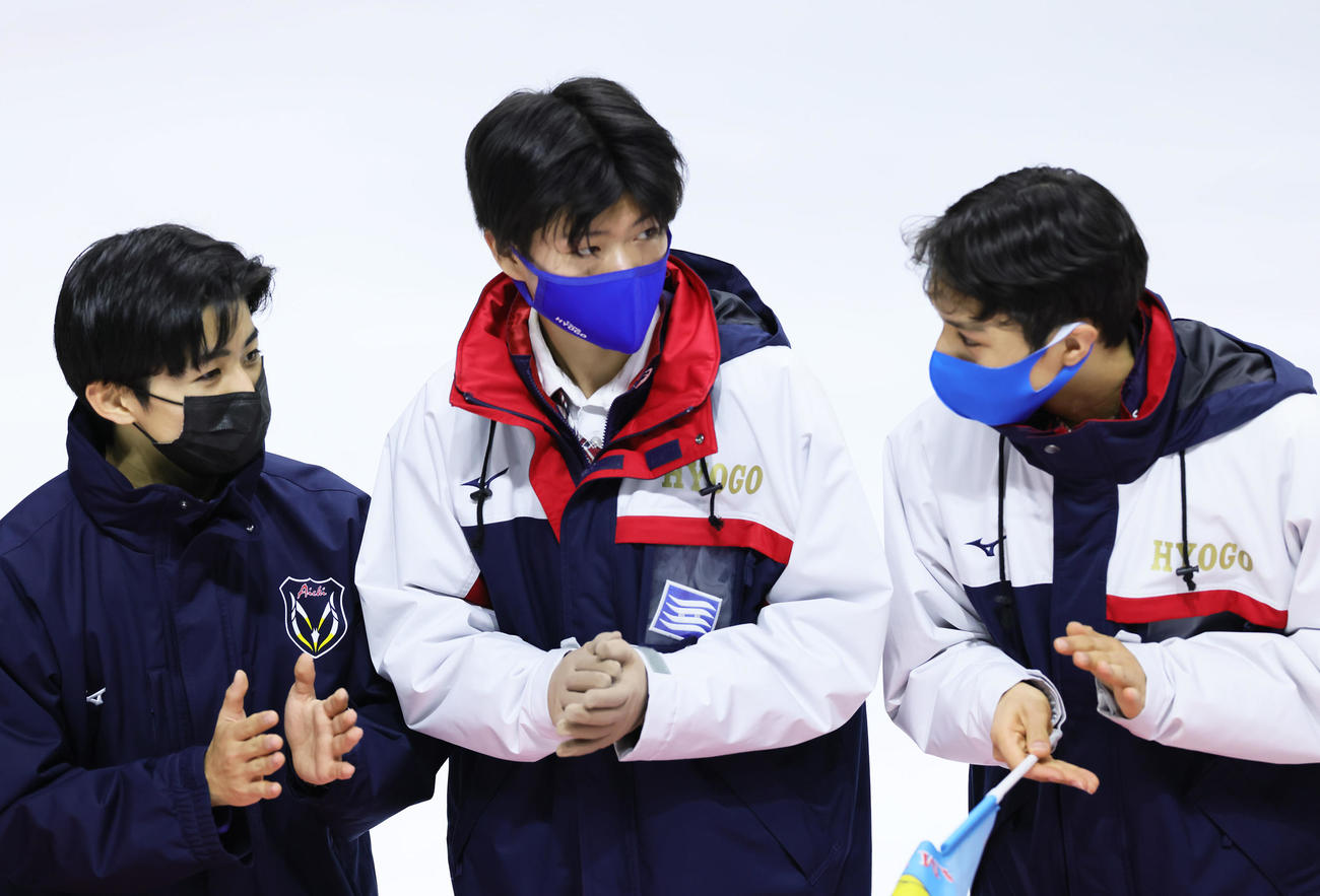 少年男子個人優勝の中村（左）は同2位の片伊勢（右）、同3位吉岡らと会話を交わす（撮影・足立雅史）