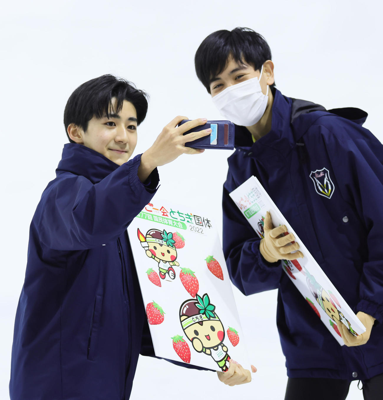 少年男子個人優勝の中村（左）はリンクで記念撮影する（撮影・足立雅史）