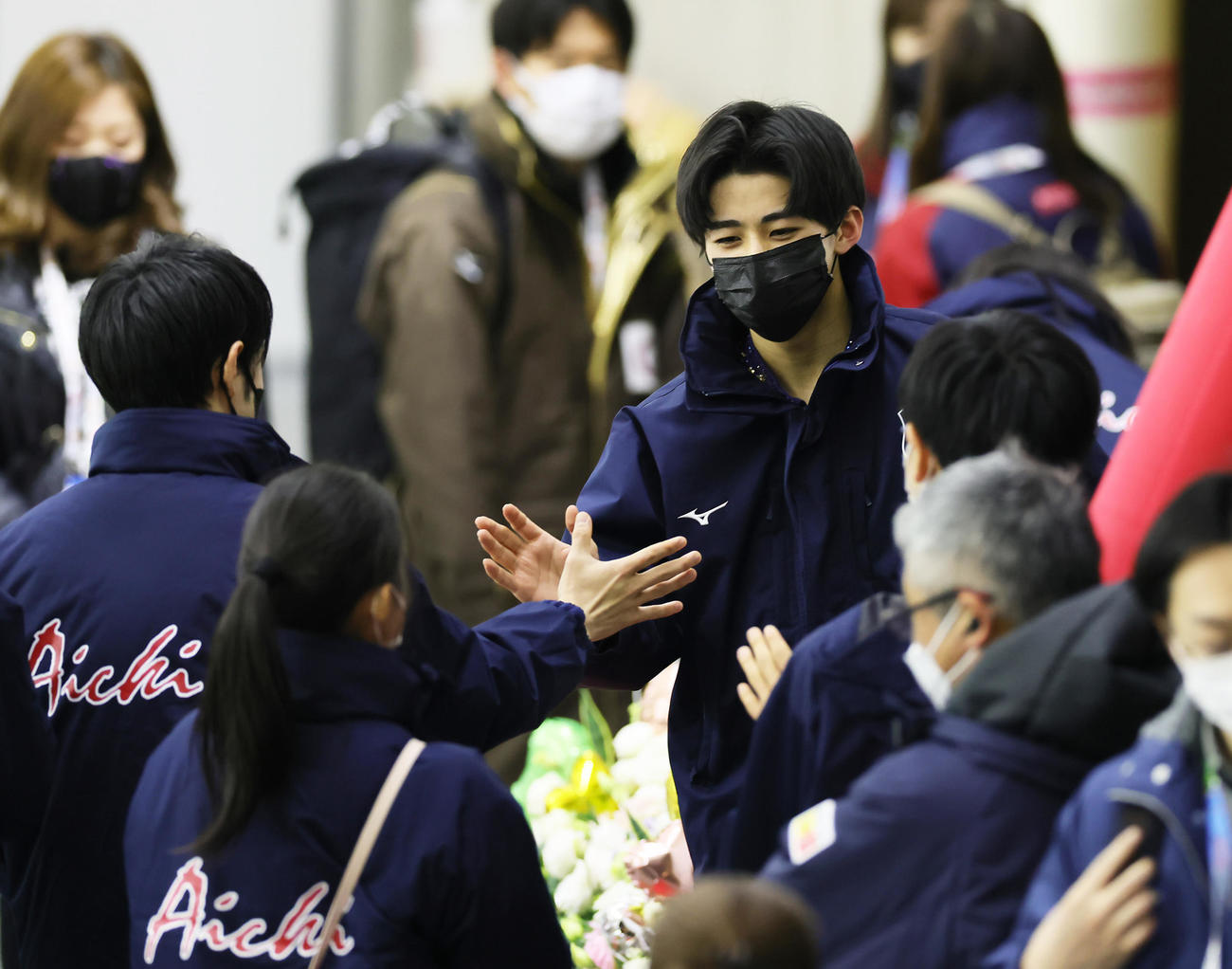 少年男子で個人優勝し祝福される中村（中央）（撮影・足立雅史）