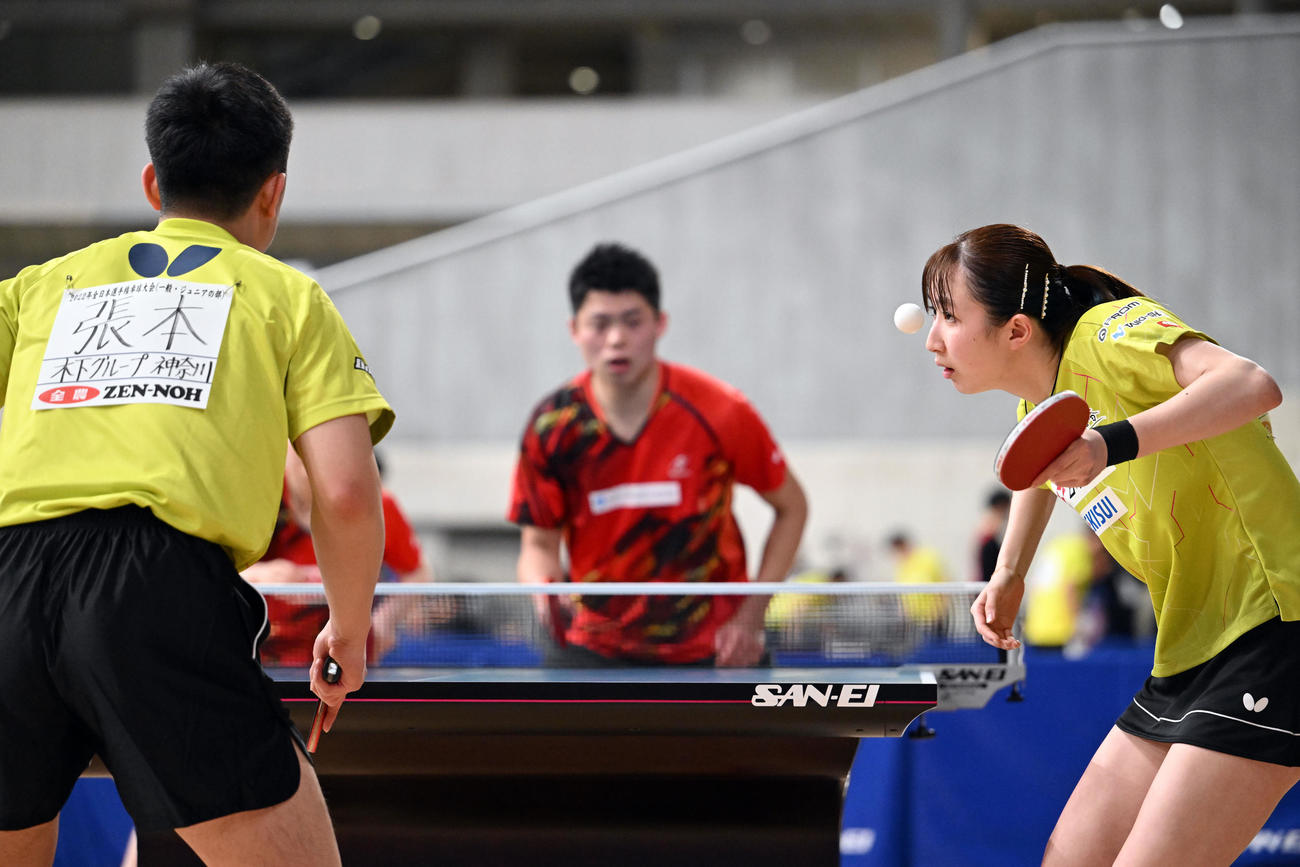 混合ダブルス3回戦でサーブを放つ早田（右）と張本智（撮影・滝沢徹郎）