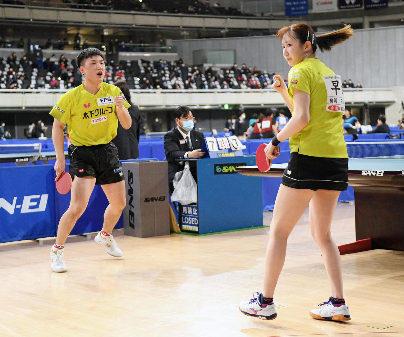 混合ダブルス3回戦でポイントを奪いガッツポーズする張本智（左）と早田（撮影・滝沢徹郎）