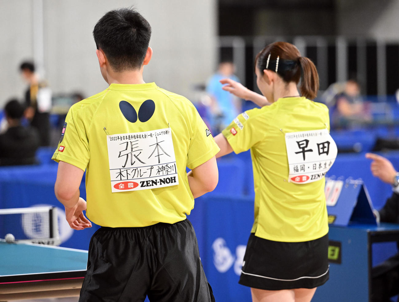 混合ダブルス3回戦に手書きのゼッケンで臨む張本智（左）。右は早田（撮影・滝沢徹郎）