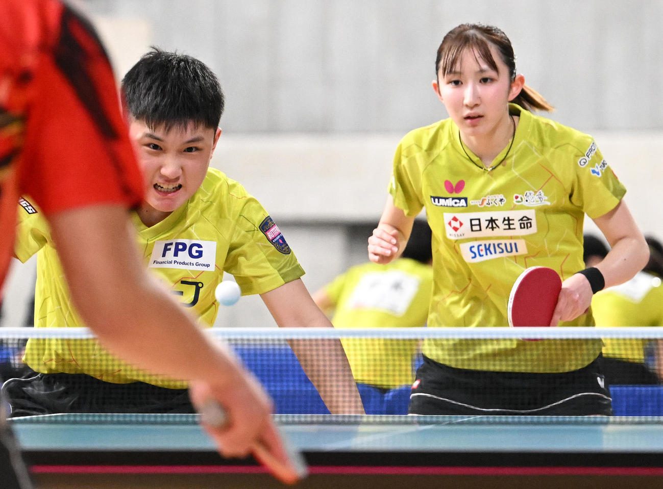 混合ダブルス3回戦で気合の入った表情で打ち返す張本智（左）と早田（撮影・滝沢徹郎）