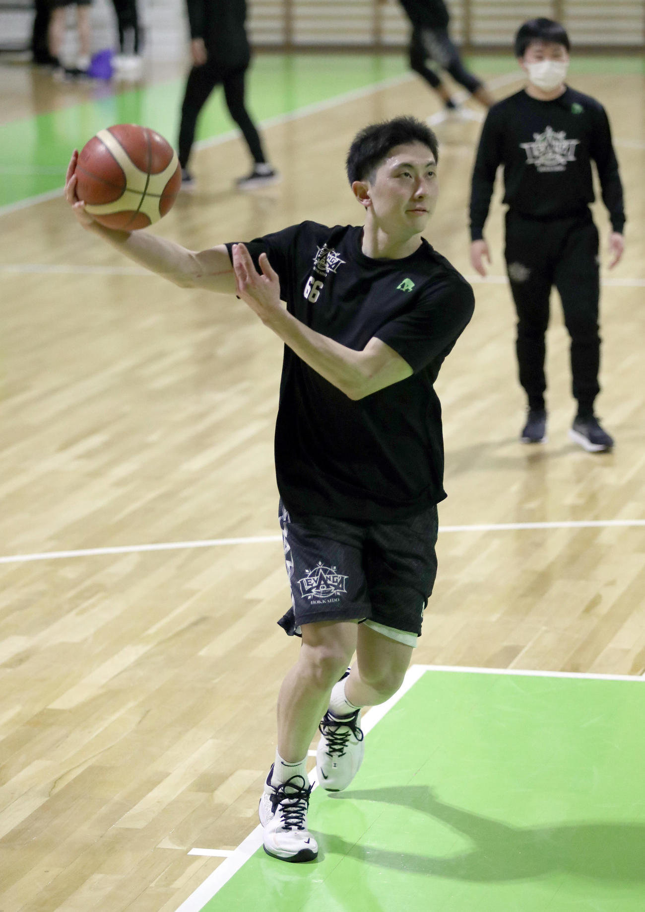 パスを出すレバンガ北海道松下（撮影・佐藤翔太）