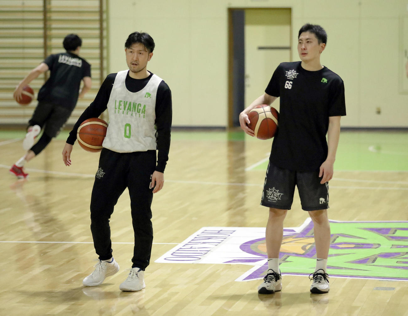 一緒に練習するレバンガ北海道橋本（左）と松下（撮影・佐藤翔太）