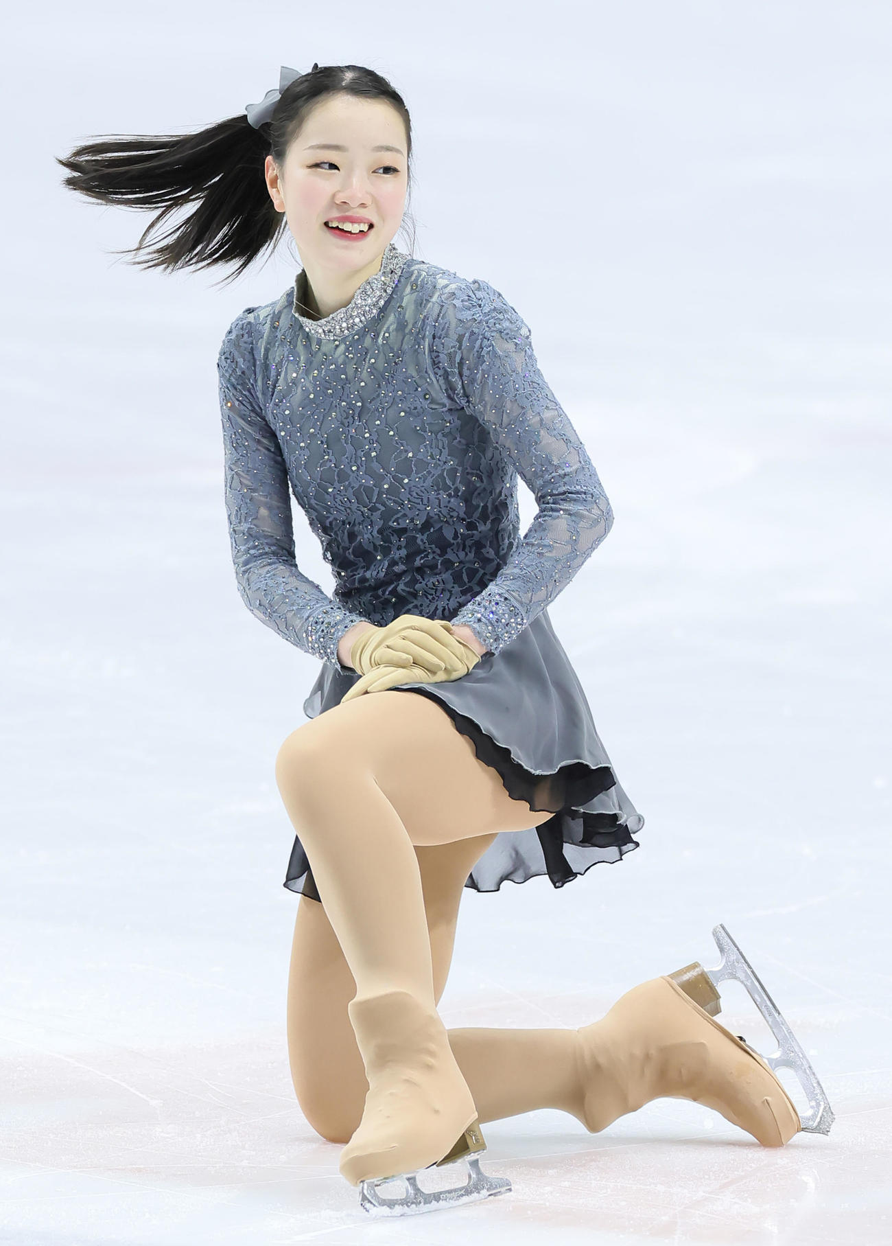少年女子フリーの演技を終え、笑顔を見せる岡本（撮影・足立雅史）