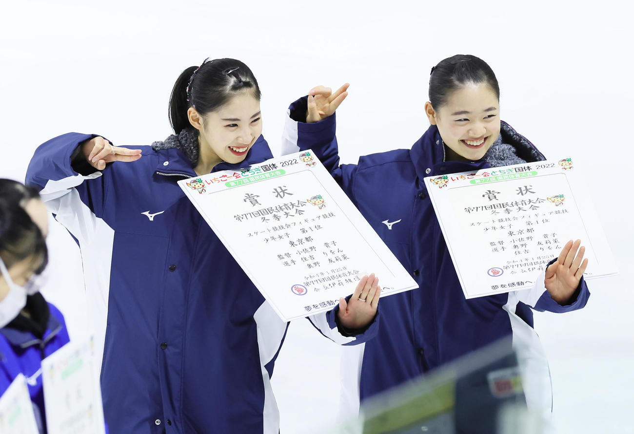 少年女子で個人優勝した住吉（左）は同4位の奥野と笑顔で記念撮影（撮影・足立雅史）
