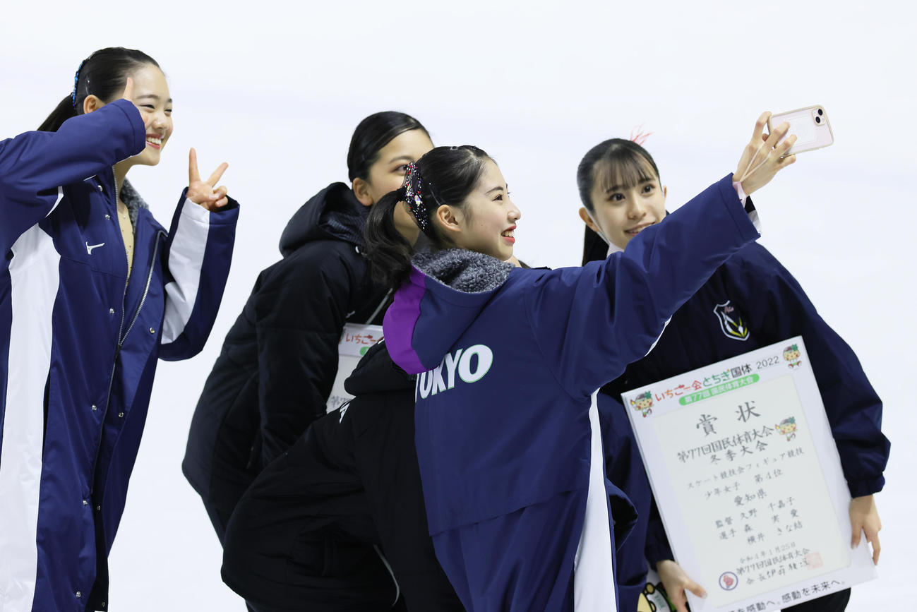 少年女子で個人優勝した住吉りをん（中央右）は記念撮影に笑顔を見せる（撮影・足立雅史）