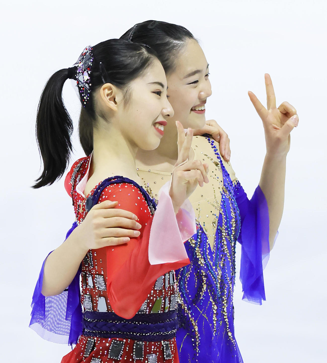 少年女子で個人優勝した住吉（左）は同4位の奥野と笑顔で記念撮影（撮影・足立雅史）