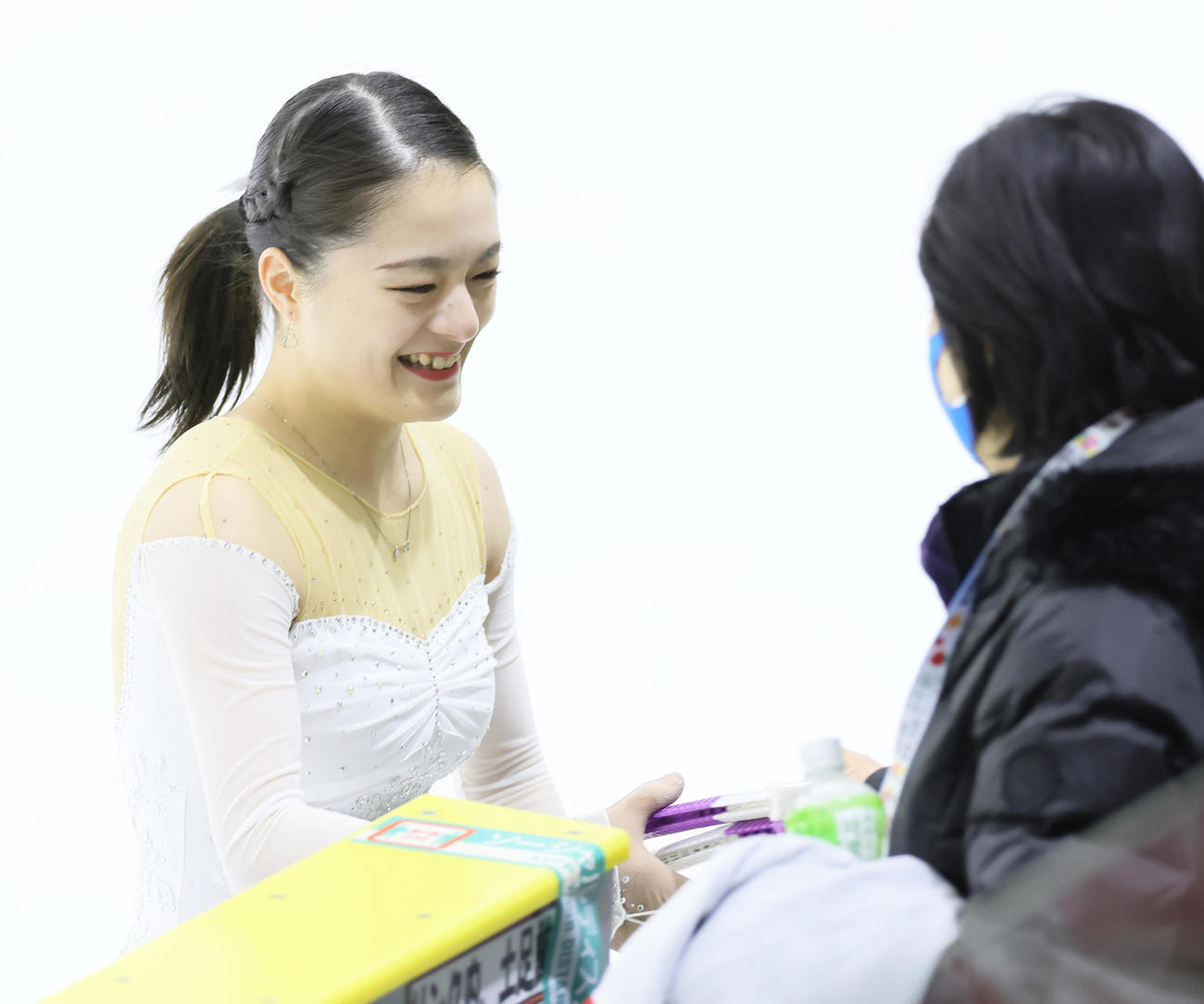 成年女子SPの演技を終え笑顔を見せる籠谷（撮影・足立雅史）