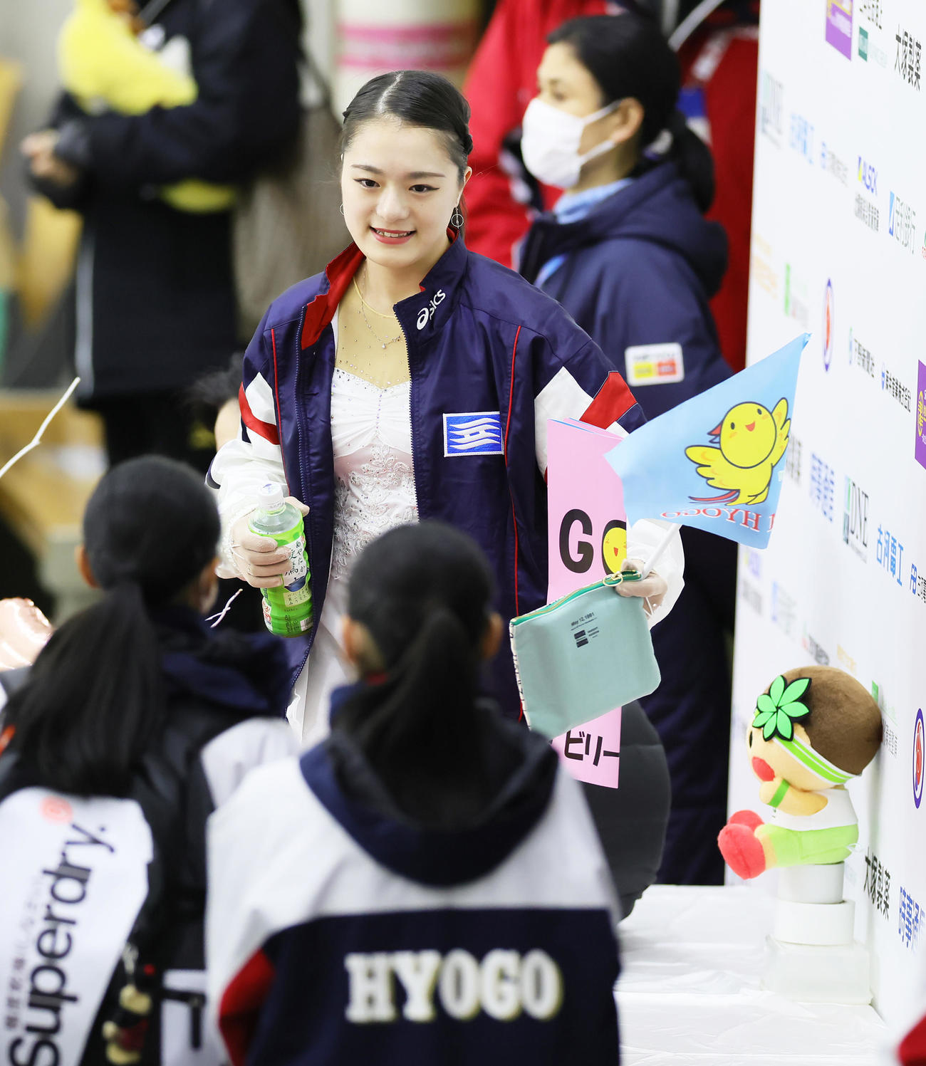 成年女子SPの演技を終え笑顔で引き揚げる籠谷（撮影・足立雅史）