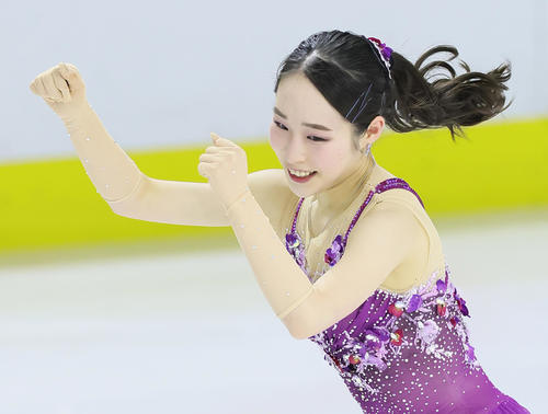 成年女子SPの演技を終え笑顔を見せる竹野比（撮影・足立雅史）