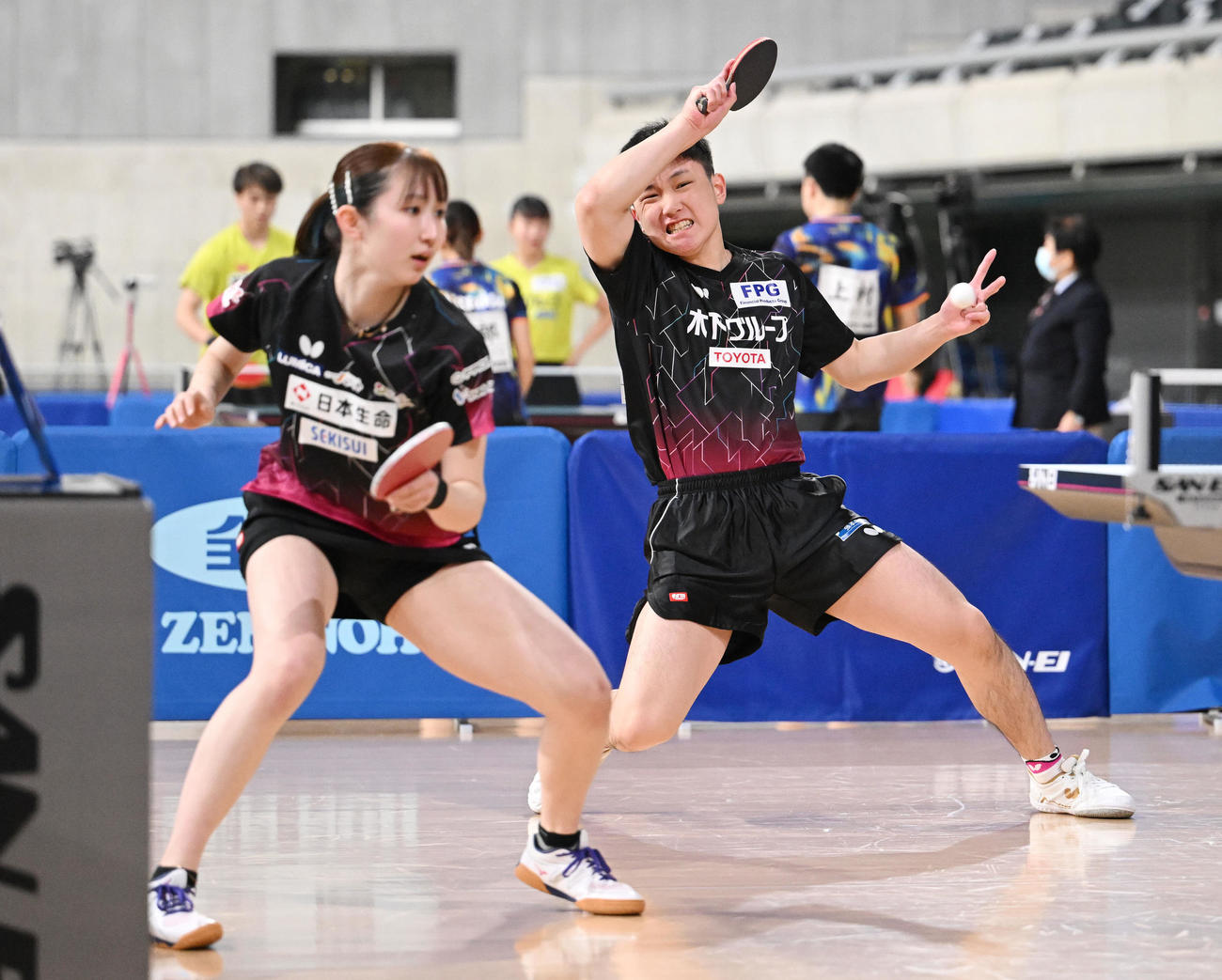 混合ダブルス4回戦で攻める張本（右）と早田（撮影・滝沢徹郎）