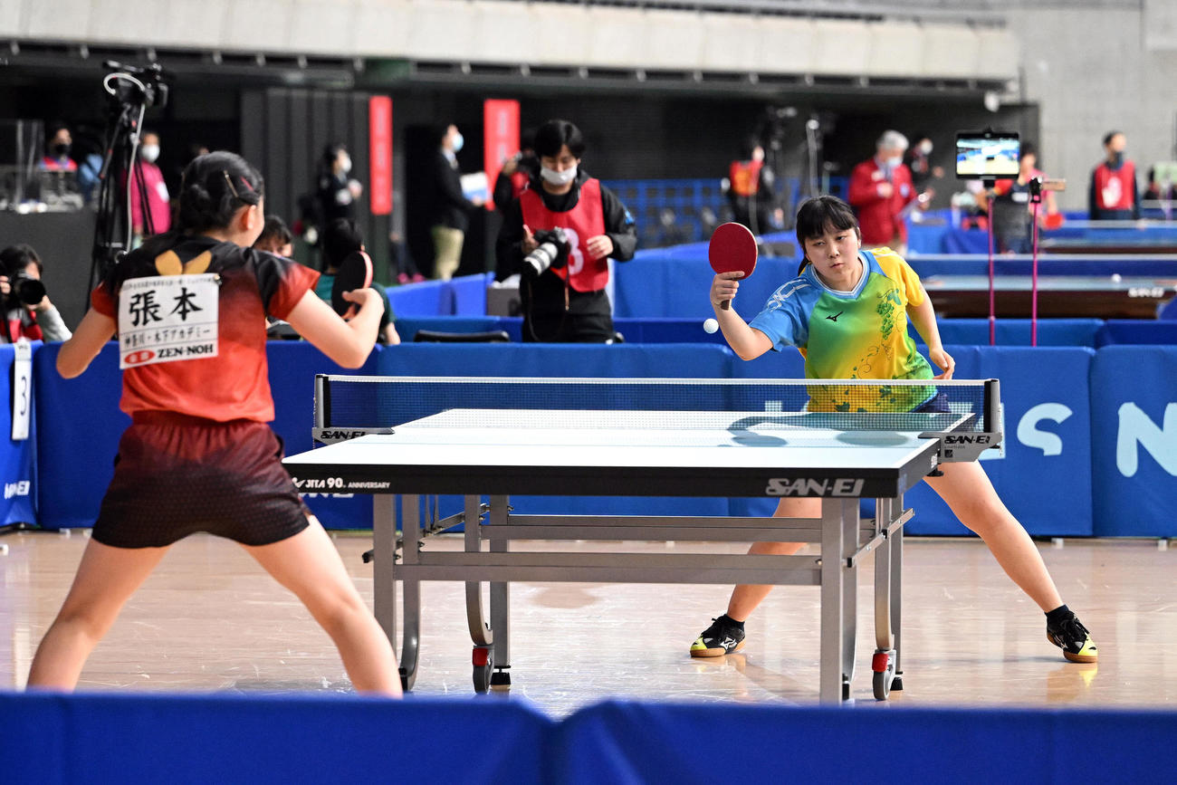 ジュニア女子5回戦で張本美（手前）と対戦する平野亜（撮影・滝沢徹郎）