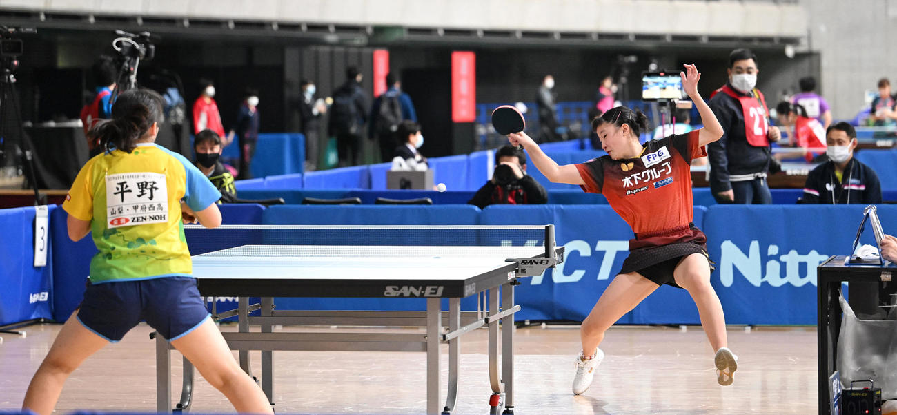 ジュニア女子5回戦で平野亜（手前）と対戦する張本美。奥左は平野の母の真理子さん。奥右は張本の父の宇さん（撮影・滝沢徹郎）