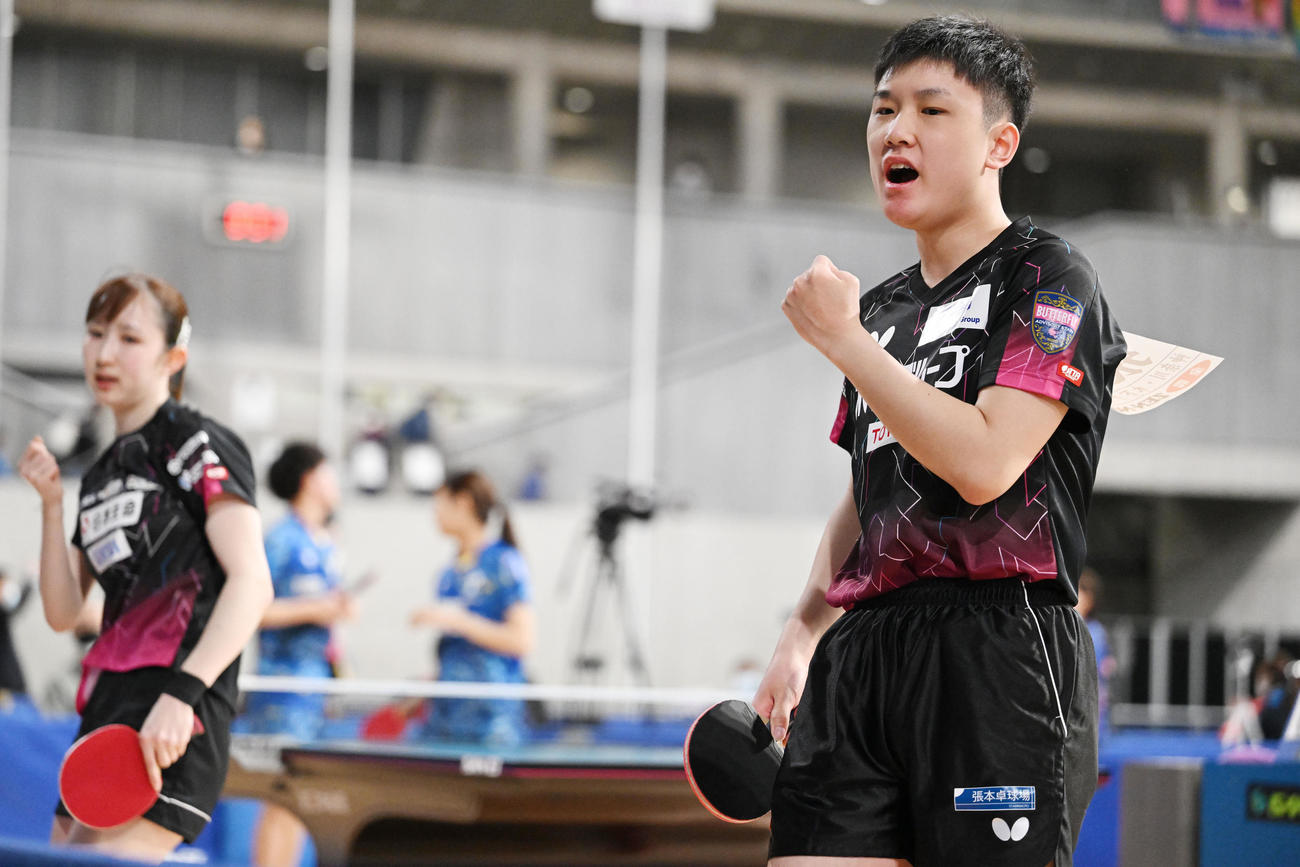 混合ダブルス4回戦でポイントを奪いガッツポーズする張本（右）と早田（撮影・滝沢徹郎）