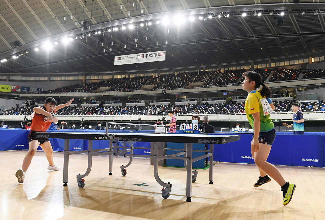 ジュニア女子5回戦で平野亜（手前）と対戦する張本美（撮影・滝沢徹郎）