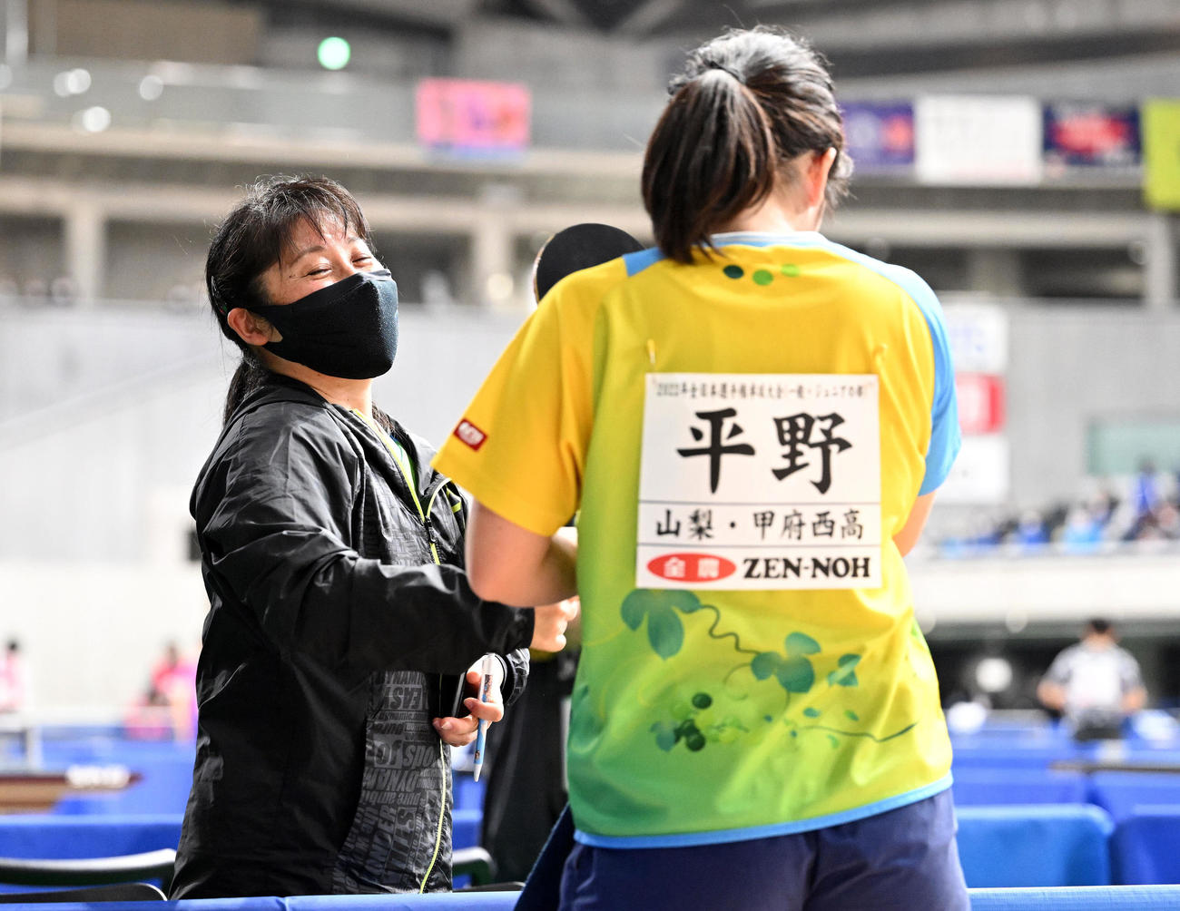 ジュニア女子5回戦で張本美に敗れた平野亜（右）を笑顔で労う母の真理子さん（撮影・滝沢徹郎）