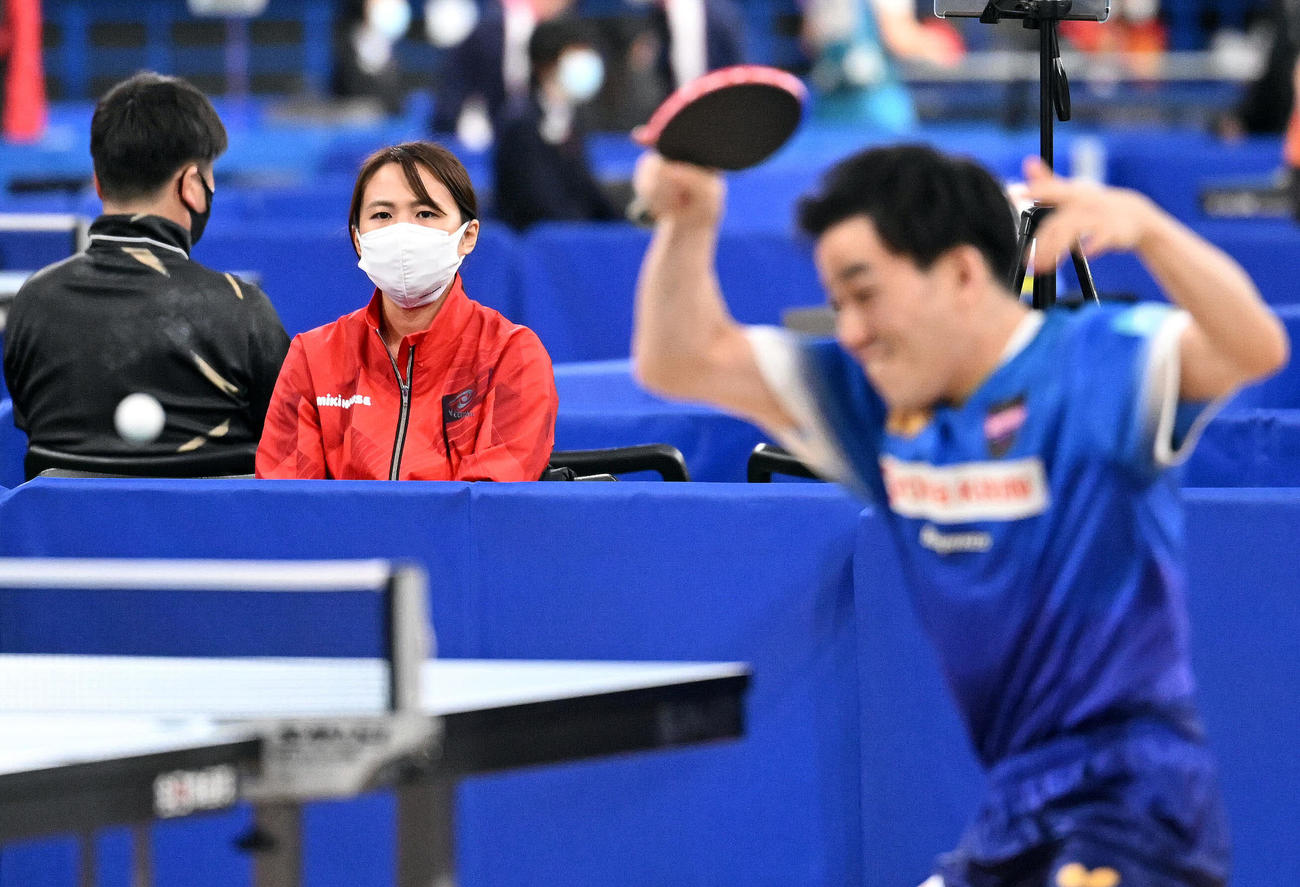 男子シングルス2回戦で弟の平野（手前）を見守るアドバイザーの早矢香さん（撮影・滝沢徹郎）