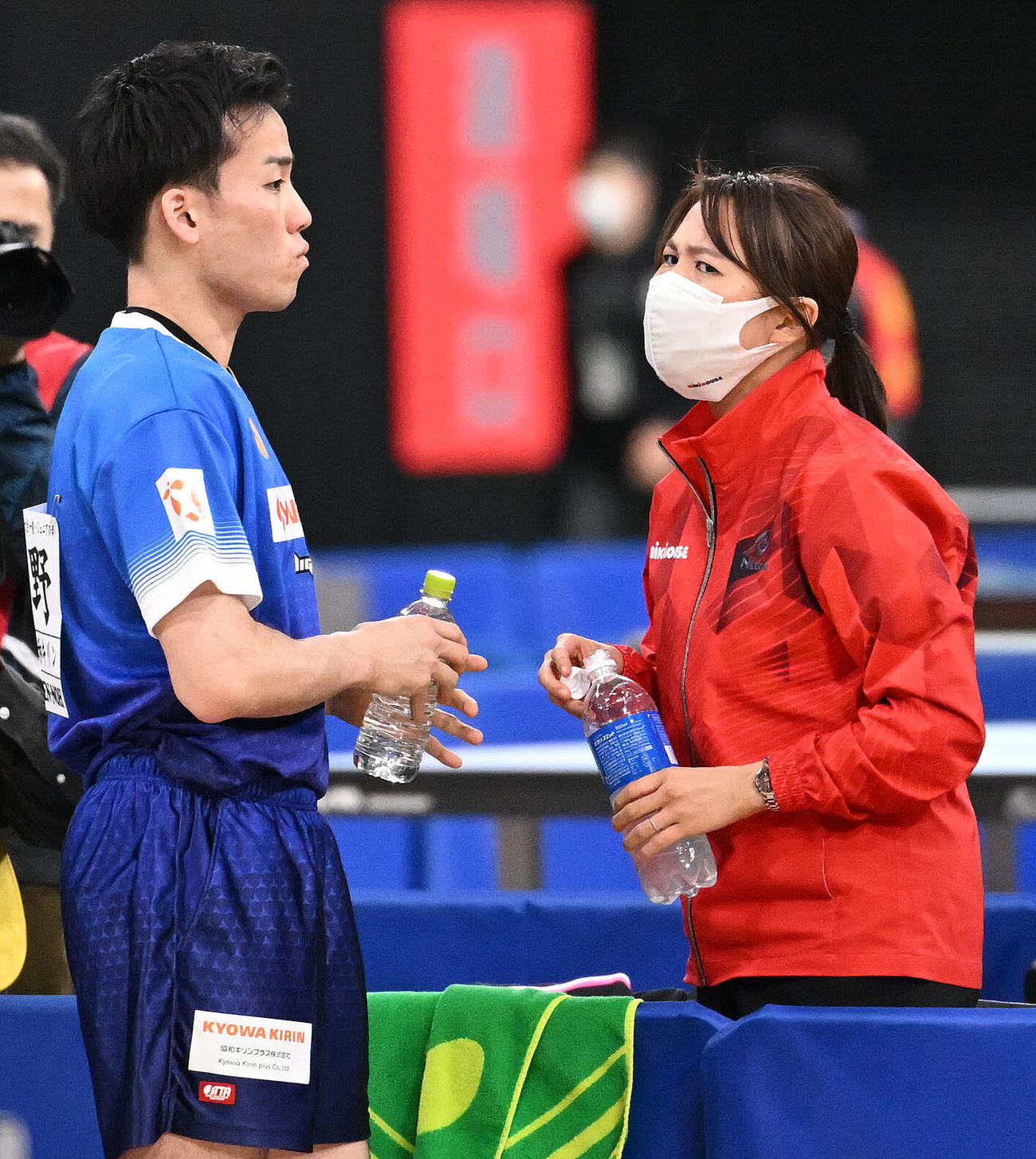 男子シングルス2回戦で弟の平野（左）にアドバイスする早矢香さん（撮影・滝沢徹郎）