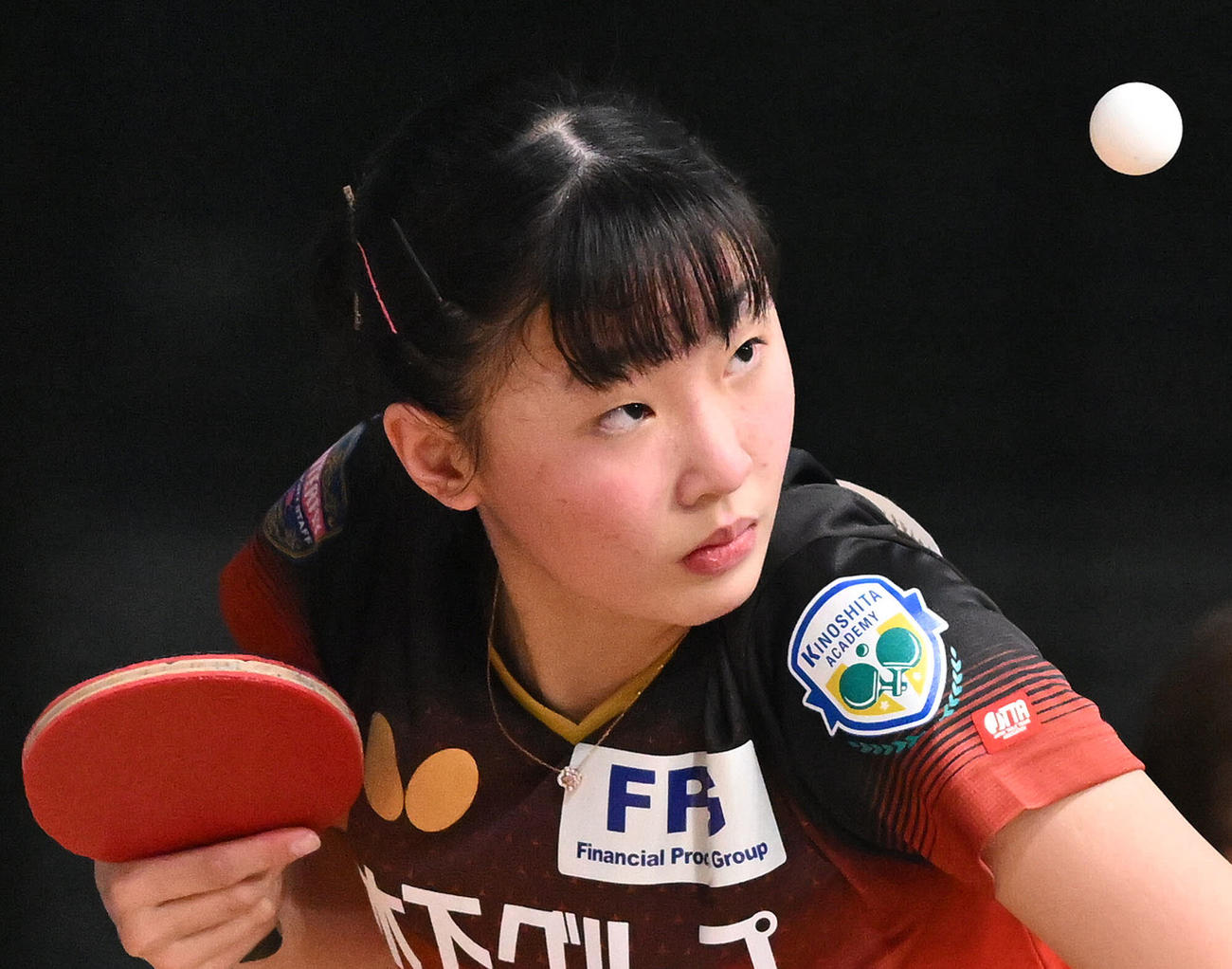 ジュニア女子準々決勝でサーブを放つ張本美（撮影・滝沢徹郎）