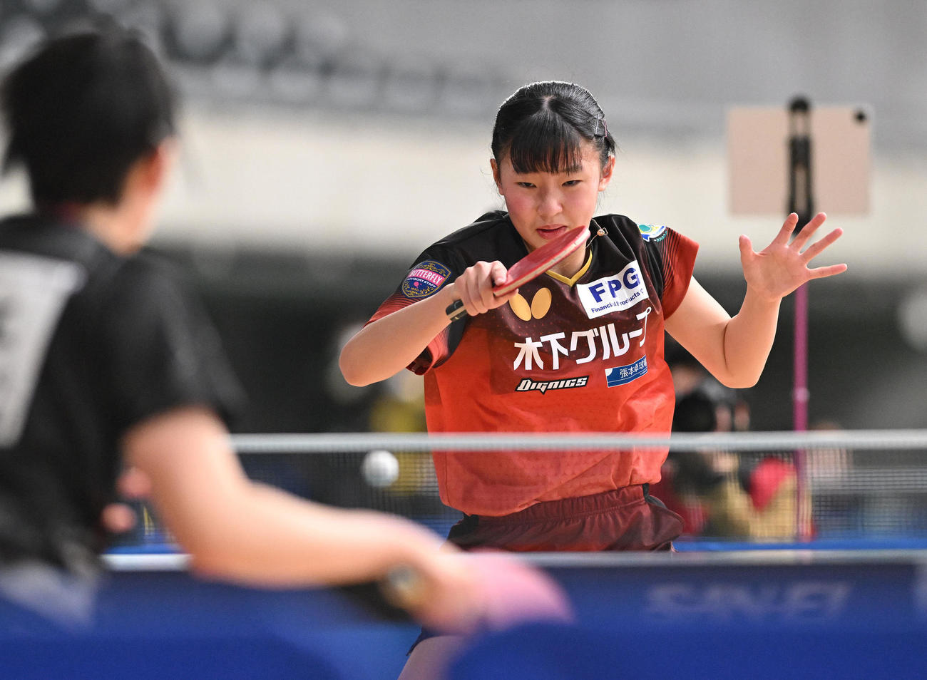 ジュニア女子準々決勝で赤江（手前）を攻める張本美（撮影・滝沢徹郎）