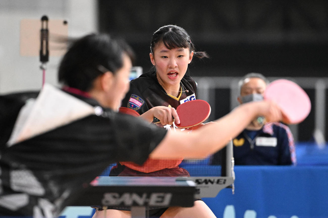 ジュニア女子準々決勝で赤江（手前）を攻める張本美（撮影・滝沢徹郎）