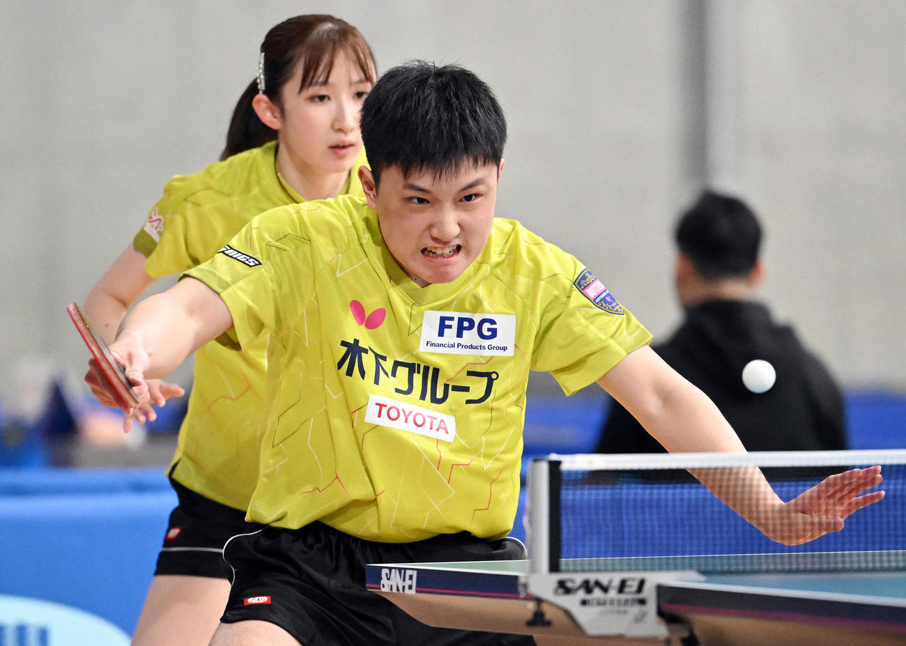 混合ダブルス準々決勝で気合の入った表情で攻める張本（手前）と早田（撮影・滝沢徹郎）