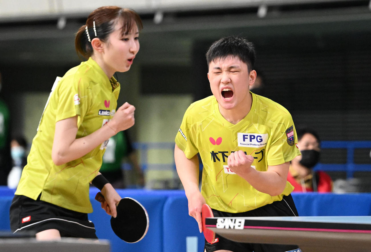 混合ダブルス準々決勝でポイントを奪い叫ぶ張本（右）と早田（撮影・滝沢徹郎）