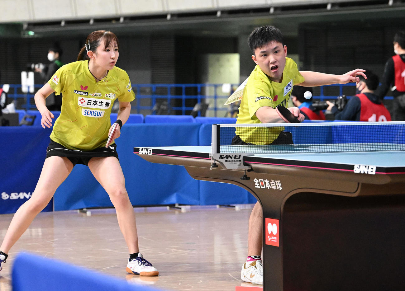 混合ダブルス準々決勝で攻める張本（右）と早田（撮影・滝沢徹郎）