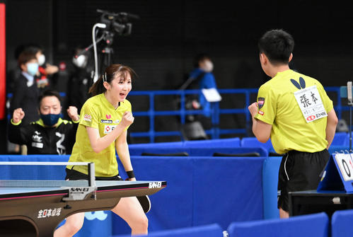 混合ダブルス準々決勝でポイントを奪いガッツポーズする早田（左）と張本（撮影・滝沢徹郎）