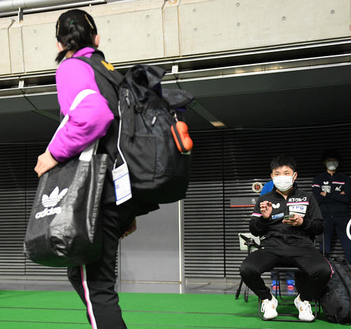 混合ダブルス4回戦に臨む張本智（右）は前を通り過ぎる妹の美和に軽く手を上げて応じる（撮影・滝沢徹郎）