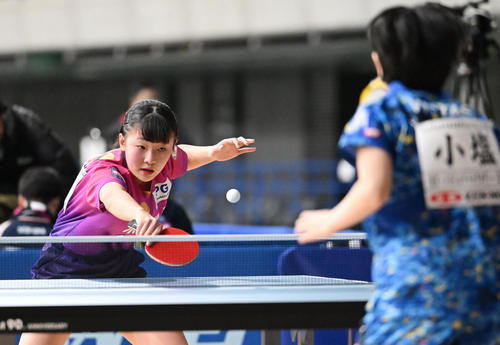 ジュニア女子4回戦で小塩（手前）を攻める張本美（撮影・滝沢徹郎）