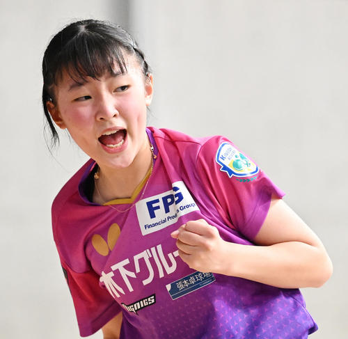 ジュニア女子4回戦でポイントを奪いガッツポーズする張本美（撮影・滝沢徹郎）