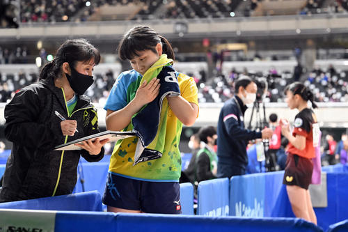 ジュニア女子5回戦で平野亜（手前右）にアドバイスする母の真理子さん（撮影・滝沢徹郎）