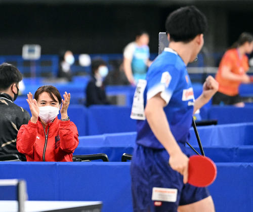 男子シングルス2回戦で弟の平野（手前）がポイントを奪い拍手するアドバイザーの早矢香さん（撮影・滝沢徹郎）