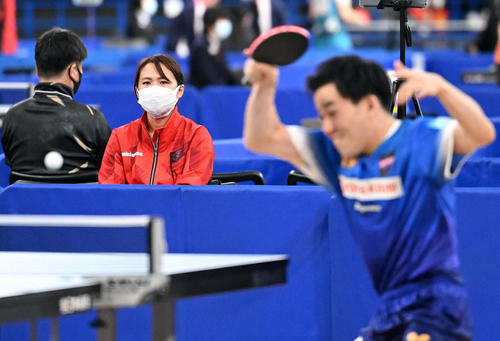 男子シングルス2回戦で弟の平野（手前）を見守るアドバイザーの早矢香さん（撮影・滝沢徹郎）