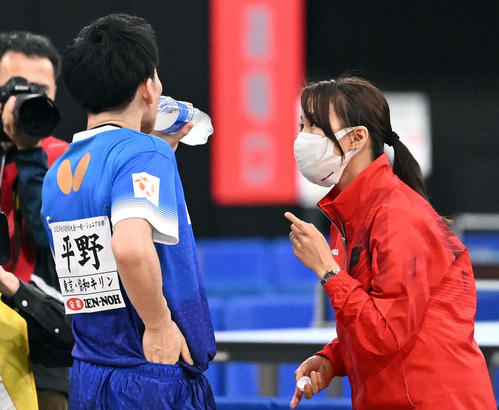 男子シングルス2回戦で弟の平野（左）にアドバイスする早矢香さん（撮影・滝沢徹郎）