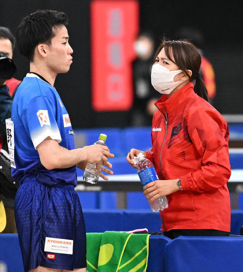 男子シングルス2回戦で弟の平野（左）にアドバイスする早矢香さん（撮影・滝沢徹郎）