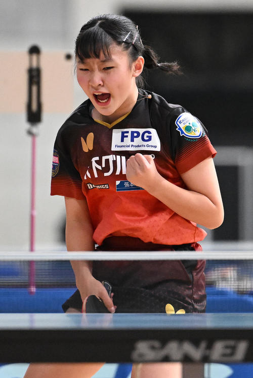 ジュニア女子準々決勝でポイントを奪いガッツポーズする張本美（撮影・滝沢徹郎）