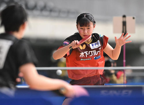 ジュニア女子準々決勝で赤江（手前）を攻める張本美（撮影・滝沢徹郎）