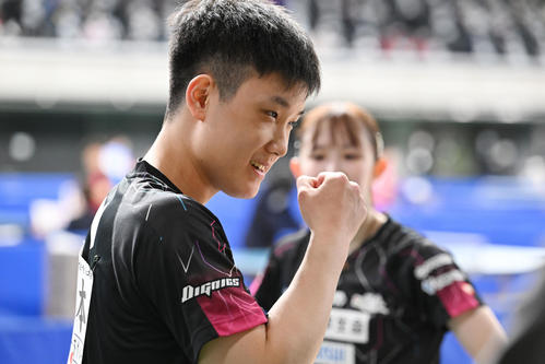 混合ダブルス4回戦でフルセットの末勝利し安堵（あんど）の表情の張本（撮影・滝沢徹郎）