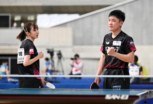 混合ダブルス4回戦でポイントを奪いガッツポーズする張本（右）と早田（撮影・滝沢徹郎）