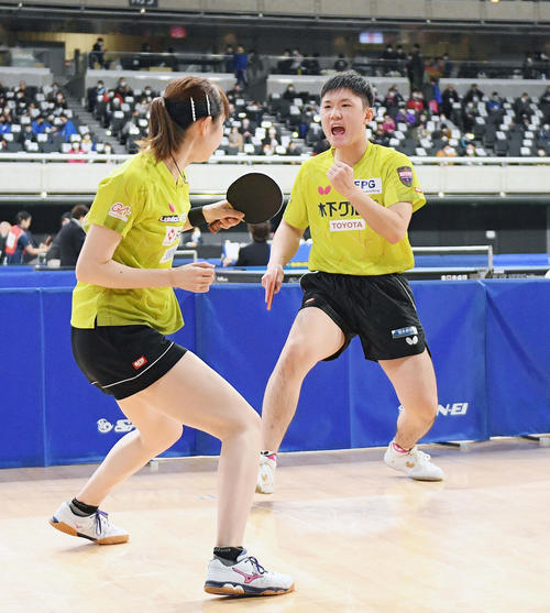 混合ダブルス準々決勝でポイントを奪い叫ぶ張本（右）と早田（撮影・滝沢徹郎）