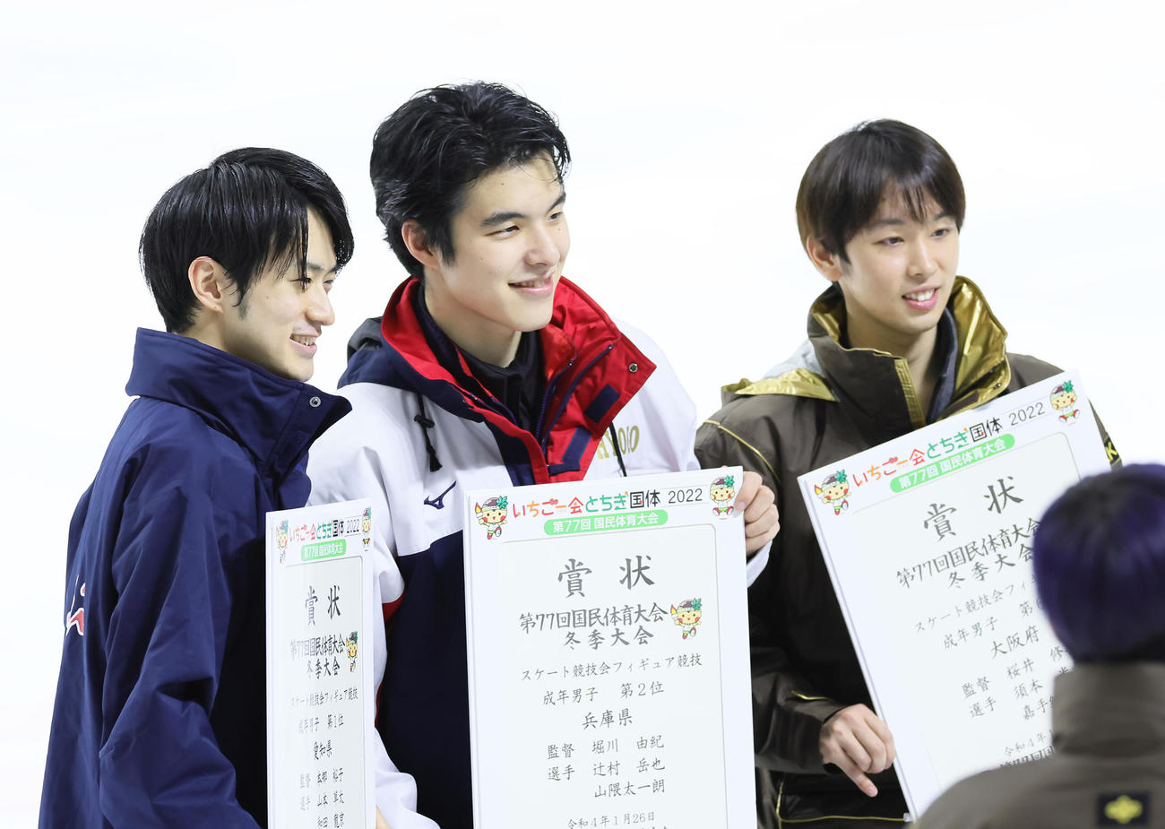 記念撮影に笑顔の成年男子の、左から優勝山本、5位山隈、3位須本（撮影・足立雅史）