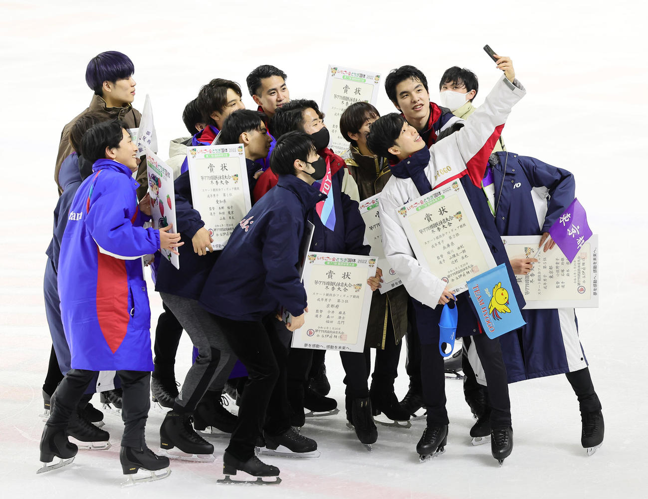 リンクで記念撮影を楽しむ成年男子上位選手ら（撮影・足立雅史）