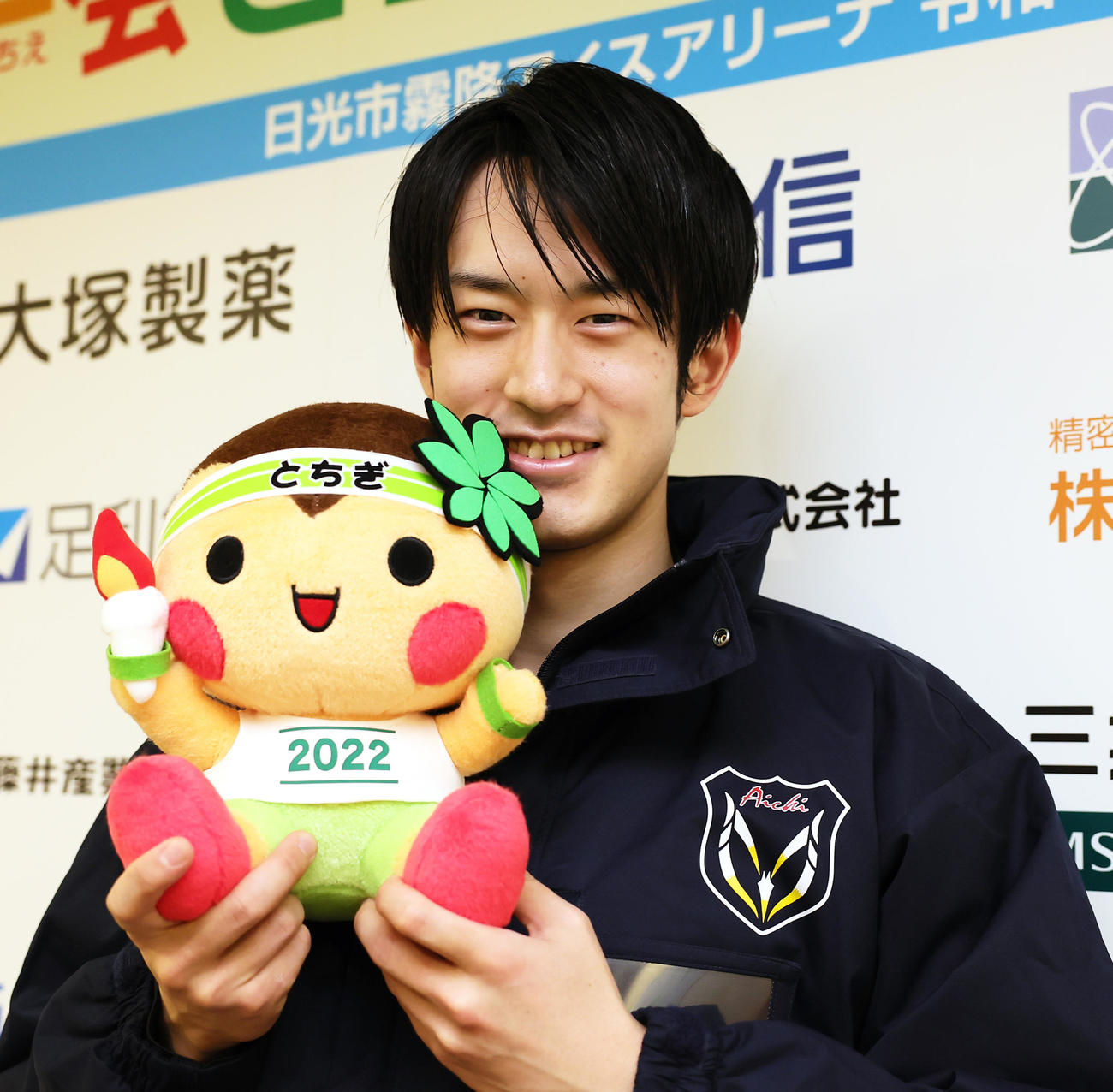成年男子で優勝した山本は国体マスコット「とちまるくん」人形を手に笑顔（撮影・足立雅史）